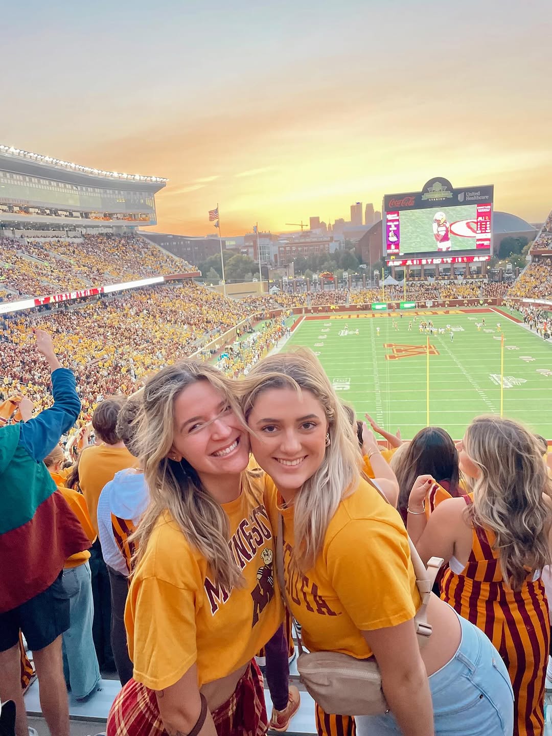 It's Parents Weekend\ud83e\udd73, and we're celebrating with a tailgate in the courtyard! Join us at 10:00 AM for snacks, drinks, and good vibes. Don't miss out\u2014we can't wait to see you there!\n\n